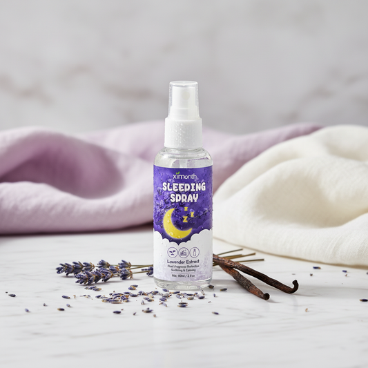 Flacon spray sommeil lavande 60ml sur marbre blanc avec brins de lavande